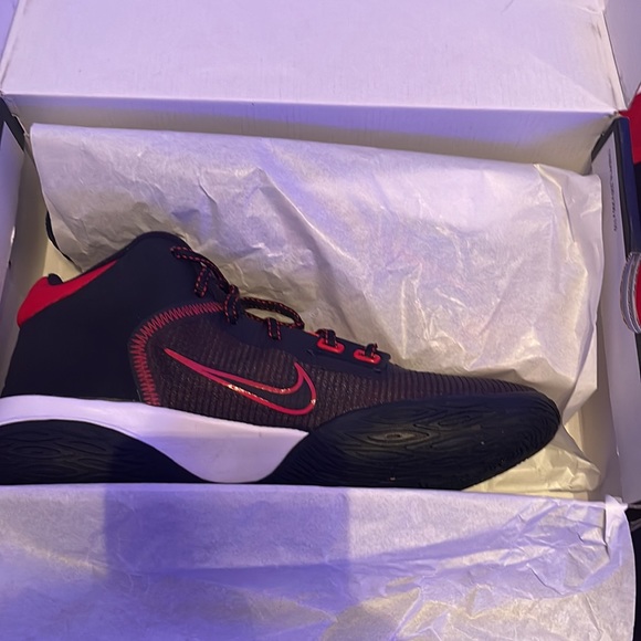 Basketball shoes - Picture 3 of 4